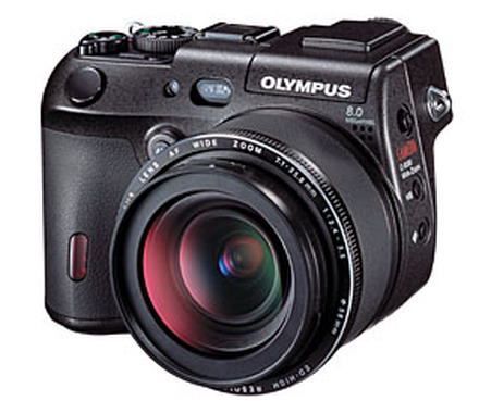 　オリンパスは27日、最上位デジタルカメラ「CAMEDIA C-8080 Wide Zoom」の一部製品で、Exif情報の誤りと、特定の操作手順を行なった場合にAFが動作しなくなる不具合を発表、修正ファームウェアを公開した。