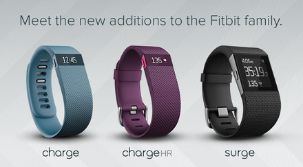 「Fitbit Surge」（右）などリストバンド型活動量計3機種が来春国内で発売