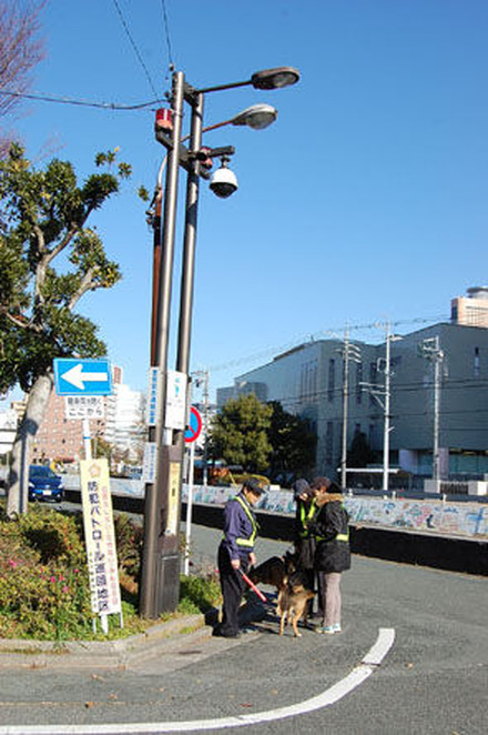 浜松駅近辺に10基設置されたスーパー防犯灯は支柱を残して新たに防犯カメラと街灯が設置される（画像は同NPO法人のwebより）。