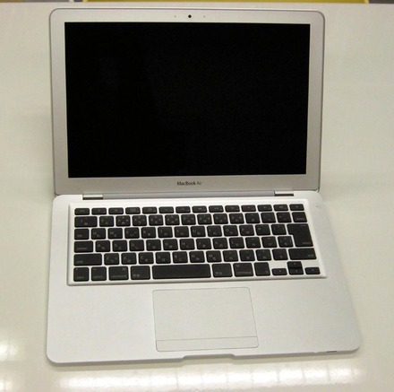 MacBook Airを拝見。その薄さ・軽さ、そして洗練されたデザインに脱帽だ