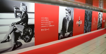 新宿駅のメトロプロムナードで開催された“Coke & Me”撮影体験イベント