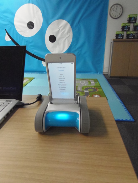 体感型エデュケーショナルロボット「Romo」、正面から。iPhoneとドッキング