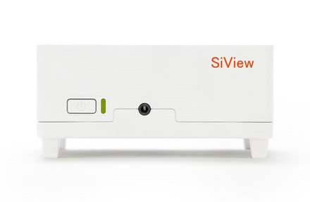 「SiView」正面。寸法11.8×5.6×7cm、重さ190gと超小型・軽量。中央にあるのはオーディオ端子（画像はプレスリリースより）
