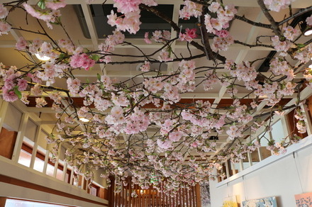 桜で装飾されたスターバックスコーヒー「上野恩賜公園店」店内（天井）