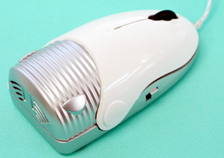 　サンコーは15日、机の上のホコリをキレイに吸い取る掃除機を内蔵した「USB掃除機マウス」を同社直販サイトで発売した。価格は1,980円。