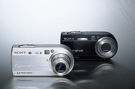 　ソニーは、コンパクトボディに新開発の1/1.8型「有効720万画素 Supre HAD CCD」と、光学3倍ズームのカール・ツァイス「バリオ・テッサー」レンズを搭載したデジタルカメラ「サイバーショット DSC-P150」を9月17日に発売する。