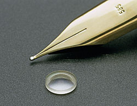 カシオ、2割の薄型化が図れる透光性セラミックスレンズを開発