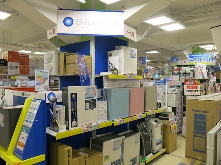 ビックロ ビックカメラ 新宿東口店5階の空気清浄機売り場では、特化型のブルーエアの商品を大きく展開