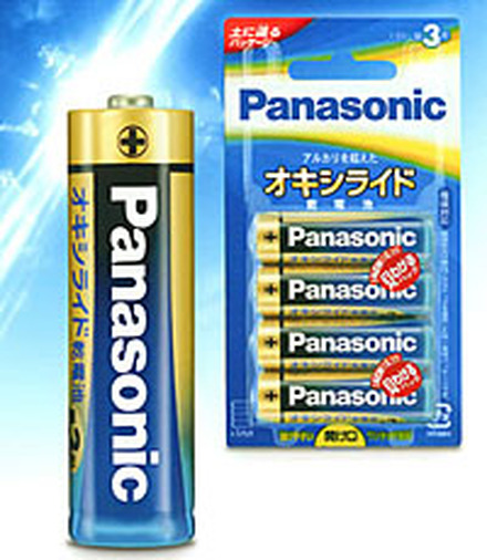 　キヤノンは3日、Panasonicブランドの新世代乾電池「オキシライド乾電池」をEOSカメラ用アクセサリに使用すると、発熱や異常動作などの不具合が発生する可能性があると発表した。