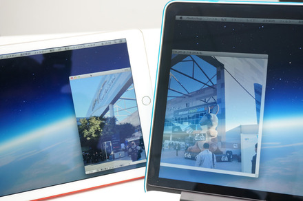 画面の左右半分ずつを2台のモニターを使って表示。MacBook（右画面）からiPad（左画面）へPhotoshopのウィンドウを動かしてみた
