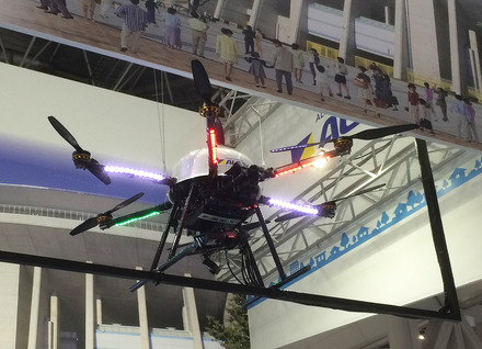 ALSOKブースの飛行ロボット(ドローン)。ZionFH940がベースとなっており、幅140cm、高さ45cmとかなりの大きさだ。