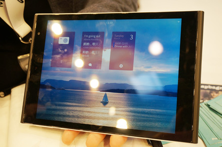 Jolla Tabletが搭載するSailfish OS 2.0のホーム画面。よく使うアプリがパネルのスタイルで表示されている