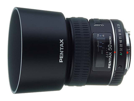 　ペンタックスは、デジタルカメラ撮影に最適化したマクロレンズ「smc PENTAX-D FA マクロ100mmF2.8」「同 50mmF2.8」の2機種を10月下旬に発売する。