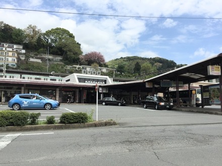 JR湯河原駅前。神奈川県西部にある湯河原町にあり、落ち着いた雰囲気の温泉街