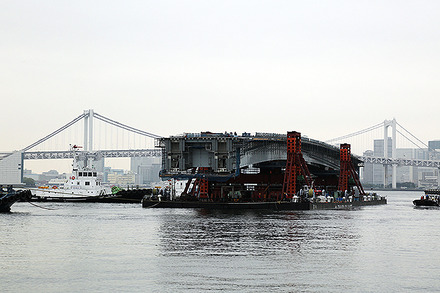 台船で晴海運河を移動する橋桁