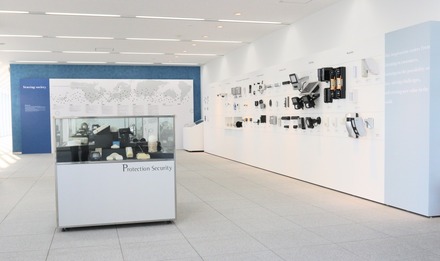 センシング技術を応用した様々なソリューションや製品を提供するオプテックス。写真は滋賀県大津市の本社内にあるショールームの様子。これまで同社が手がけてきた様々製品が展示されている（撮影：編集部）