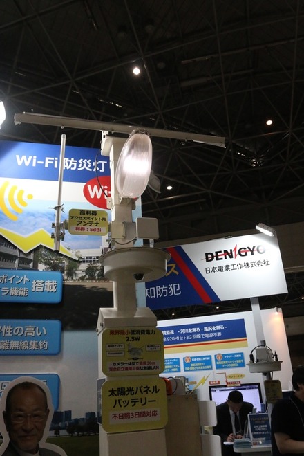 「ワイヤレスジャパン 2015」の日本電業工作のブースに展示されていた「Wi-Fi防災灯」（撮影：編集部）