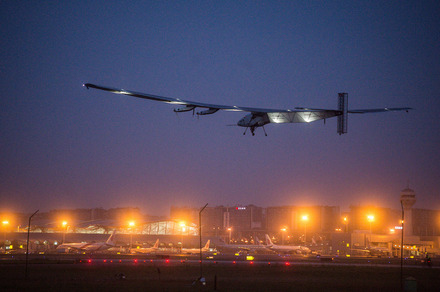 太陽光エネルギーのみで飛ぶ有人飛行機「ソーラー・インパルス2」参考画像（2015年4月21日）