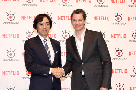 フジテレビ常務取締役の大多亮氏と、Netflix代表取締役社長のグレッグ・ピーターズ氏