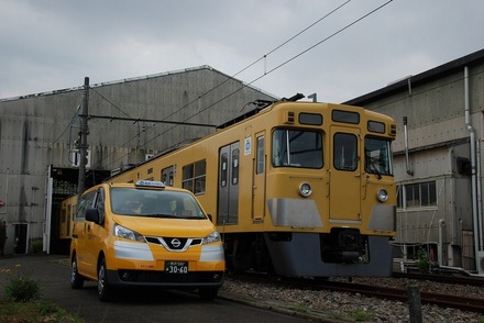 西武ハイヤーは西武鉄道の黄色い電車（右）に似せた「幸運の黄色いタクシー」（左）を7月から運行する。