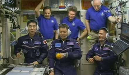 ISS入室後に地上と交信する油井宇宙飛行士ら（出典：JAXA/NASA）