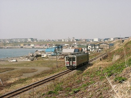 留萌本線留萌～瀬越間を行くキハ54形の普通列車。現在、留萌～増毛間の普通列車は上下合わせて13本が設定されているが、並行するバスは1.7倍近くの本数が運行されている。