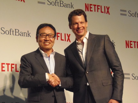 ソフトバンクの代表取締役社長 兼 CEO 宮内謙氏と、Netflix日本法人のグレッグ・ピーターズ氏