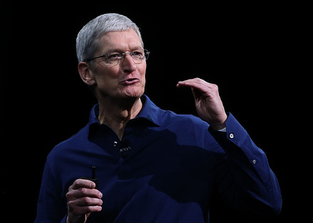 ティム・クックCEO (C) Getty Images