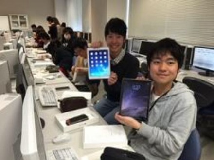 iPadを受け取る新入生