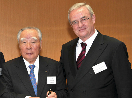 スズキ鈴木会長とVWヴィンターコルン会長（2009年）