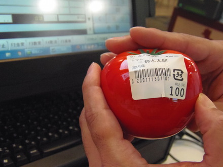 NTT東日本のASP型産地直売システム「1，2，の産直」。果物にラベルプリンターを張り付けて店頭に並べる。POS側から売上がクラウドに蓄えられ、集計や分析が可能に