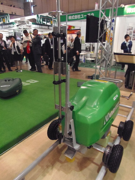 ハウス栽培などで農薬を散布する農業用ロボット「ロボットスプレーカ」のデモ