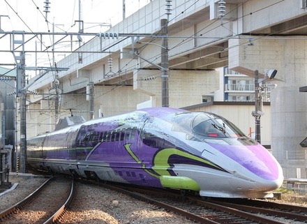 「エヴァンゲリオン」に似たデザインで装飾された山陽新幹線500系「500 TYPE EVA」。11月7日から新大阪～博多間で運行される。