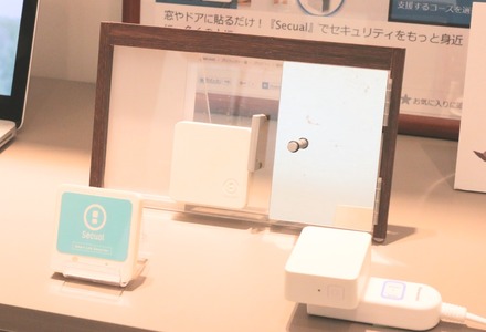 「Secual」の展示。センサー端末とゲートウェイ端末で構成された製品となる（撮影：防犯システム取材班）