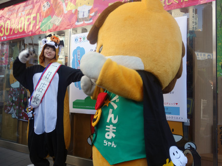 新井愛瞳扮する「あらいぐんまちゃん。」と昨年ゆるキャラグランプリで優勝した「ぐんまちゃん」