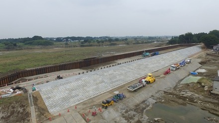 破堤部の応急復旧が完了した鬼怒川左岸（提供：関東地方整備局）