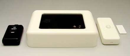 リモコン、本体、センサーで構成される「キャビネットの見張り番 ST-200」。正規の開扉操作の際には、警報が鳴り出す前にリモコンで解除を行う（画像はプレスリリースより）