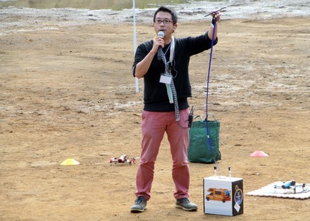 ドローンを用いた防災プロジェクトを推進している青山学院大学の古橋教授。国内では大規模なドローンレースを開催できる場所や条件は厳しいが、防災プロジェクトの啓蒙も含めて、今後も継続して行きたい意向とのこと（撮影：防犯システム取材班）