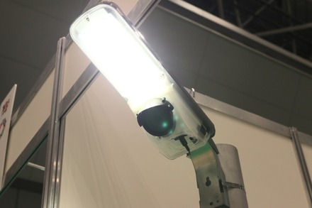同社のブースに展示されていたエルミテルシリーズの実機。照明と防犯カメラが一体ながら低価格の製品となっている（撮影：防犯システム取材班）