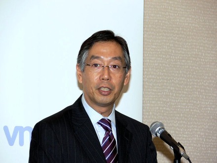 発表会で挨拶をするヴィエムウェア株式会社代表取締役社長の三木泰雄氏