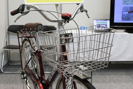 今回は自転車のハンドルにIDタグを内蔵したLEDライトを設置するという形で展示が行われた（撮影：防犯システム取材班）