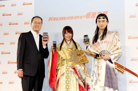 左から田中孝司社長、CMに出演中の有村架純、松田翔太