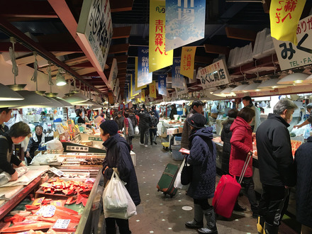 商業施設の地下に、70店近い商店が軒を並べる