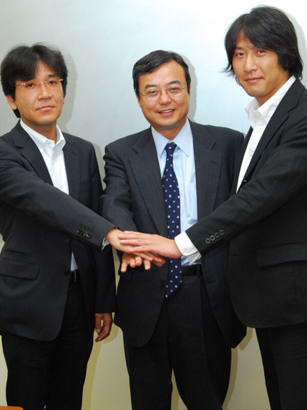 左からヤフー取締役COOの喜多埜裕明氏、ドワンゴ代表取締役社長の小林宏氏、ニワンゴ代表取締役の杉本誠司氏