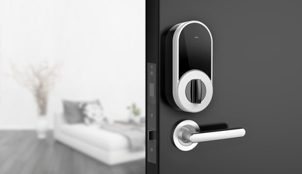「NinjaLock」はオートロック機能や入退出記録、複数ユーザーによる共有や期限付きユーザー設定などを備えたスマートロック(画像はプレスリリースより)