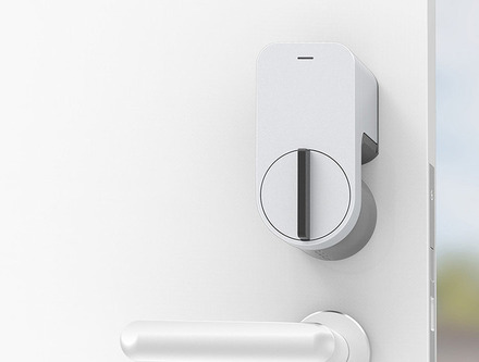 「Qrio Smart Lock」はドアのサムターンに設置し、スマートフォンで鍵の開閉ができるようにするデバイス。合鍵の作製や鍵の受け渡しなしで権限を一時的にシェアすることで鍵管理の効率化が可能だ（画像はプレスリリースより）