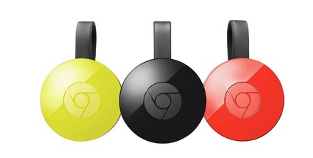 小さく、丸いデザインを採用。平型コードが付属する新型「Chromecast」