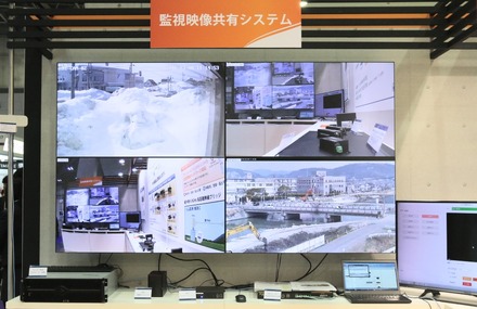 兵庫県加古川市に設置された河川監視カメラ、北海道沼田町に設置された監視カメラ、同社ブースに設置された2台の監視カメラ、計4台のリアルタイム表示の様子（撮影：防犯システム取材班）