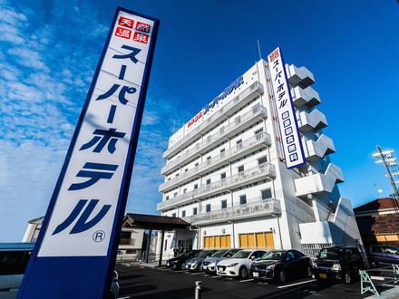 2015年12月25日にオープンしたばかりのスーパーホテル江津駅駅（島根県）。地方創生と雇用拡大にも貢献している。