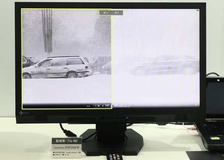 58cm型フルHDモニター「DuraVision FDF2306W」。写真は雪が降る中での同機能をON（左側）とOFF（右側）にした際の映像比較（撮影：防犯システム取材班）